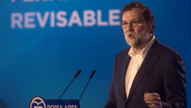 Rajoy insta a los independentistas a proponer un candidato que cumpla la ley