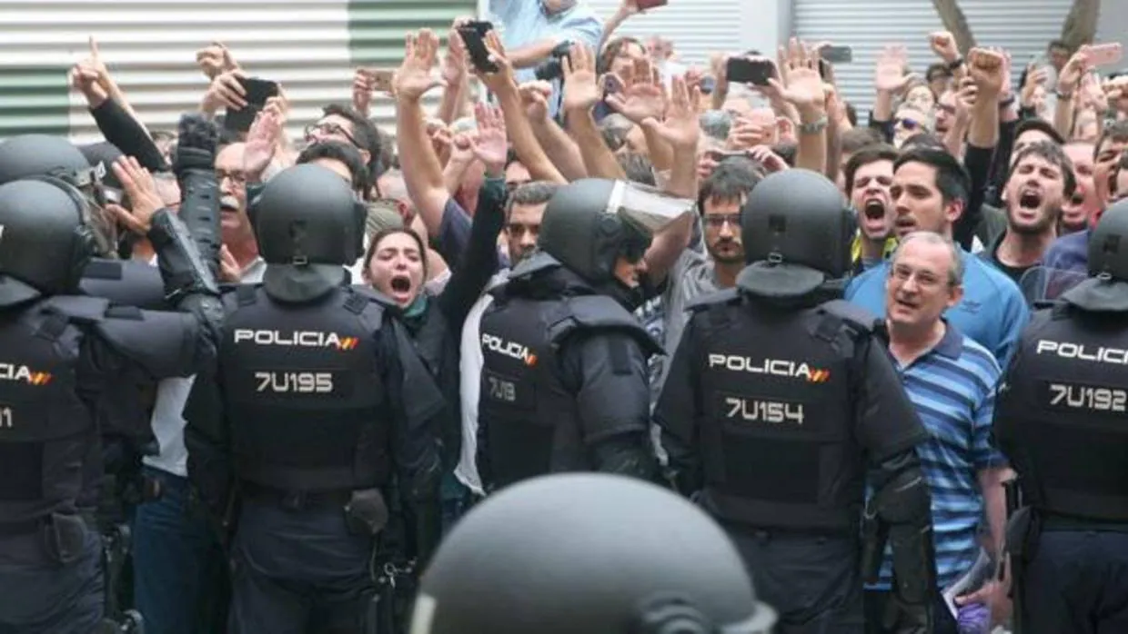 Policías actúan para evitar el refréndum ilegal del 1-O