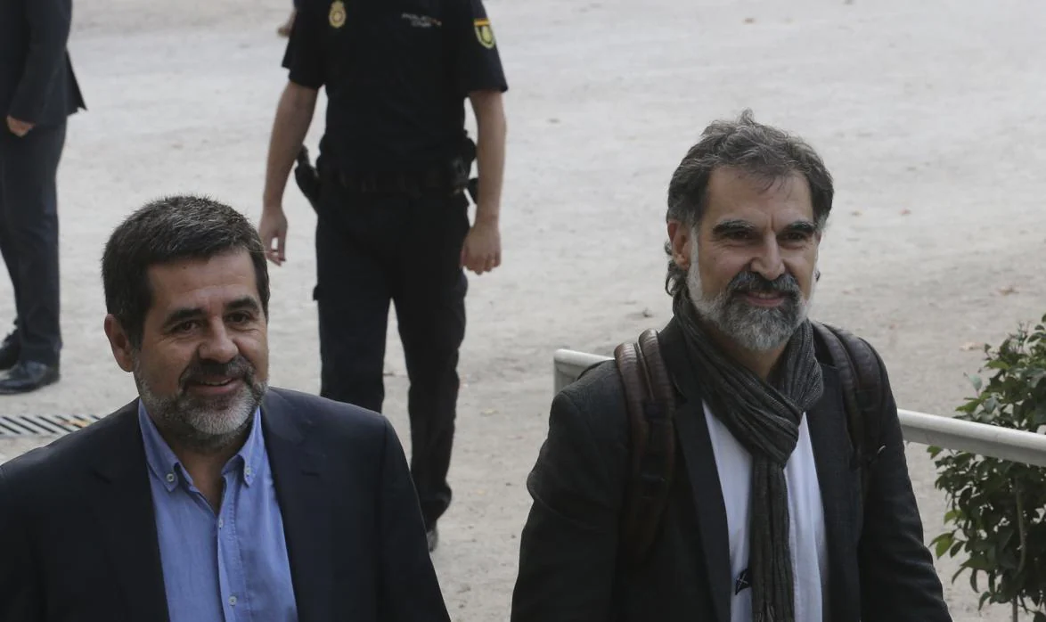 Jordi Sànchez y Jordi Cuixart, el día en el que fueron encarcelados, tras declarar en la Audiencia Nacional