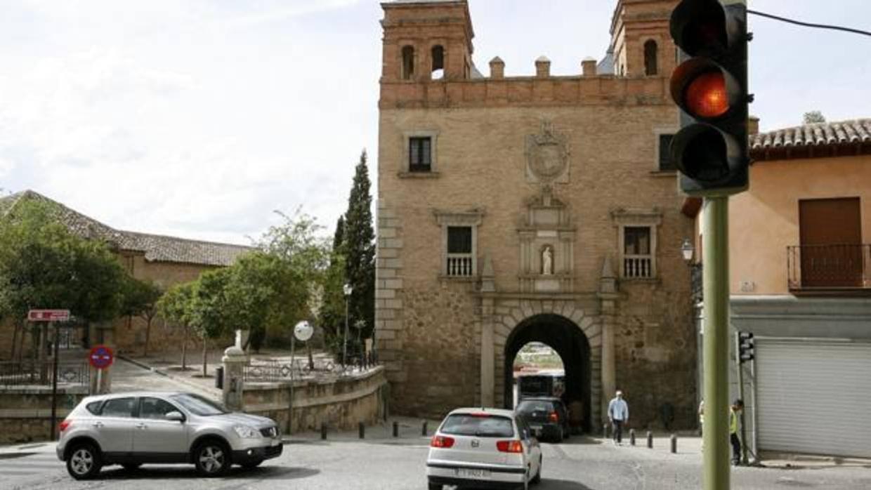 La puerta histórica soporta a diario un intenso flujo de tráfico rodado