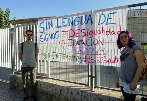 Los dos alumnos sordos que esperan la llegada del segundo intérprete de Lengua de Signos en un Instituto de Elche