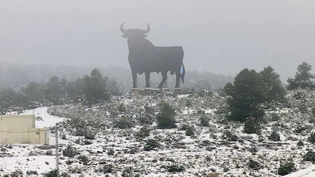 En imágenes: la nieve cubre de blanco el interior de la provincia de Valencia