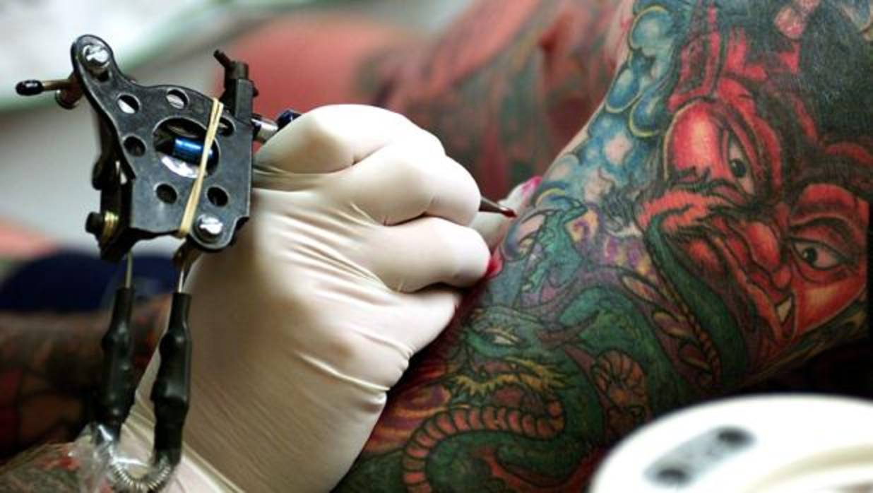 Detenido un tatuador de San Sebastián que abusó sexualmente de al menos nueve clientes