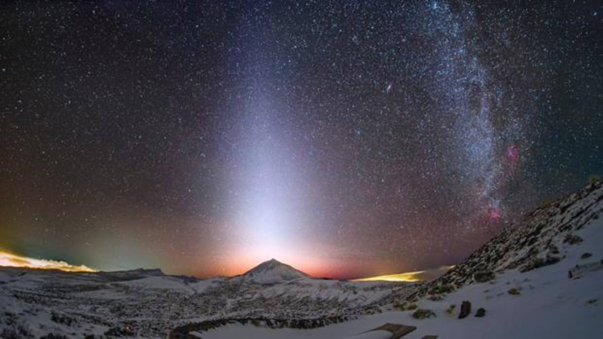 El Teide bajo brillante luz zodiacal, casi vertical respecto al horizonte, y situada justo sobre el volcán