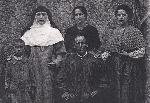 La imagen es de 1921 y en ella aparece Teófila (en el centro), con su padre Santos y tres de sus hermanos: José, Joaquina y Alejandra