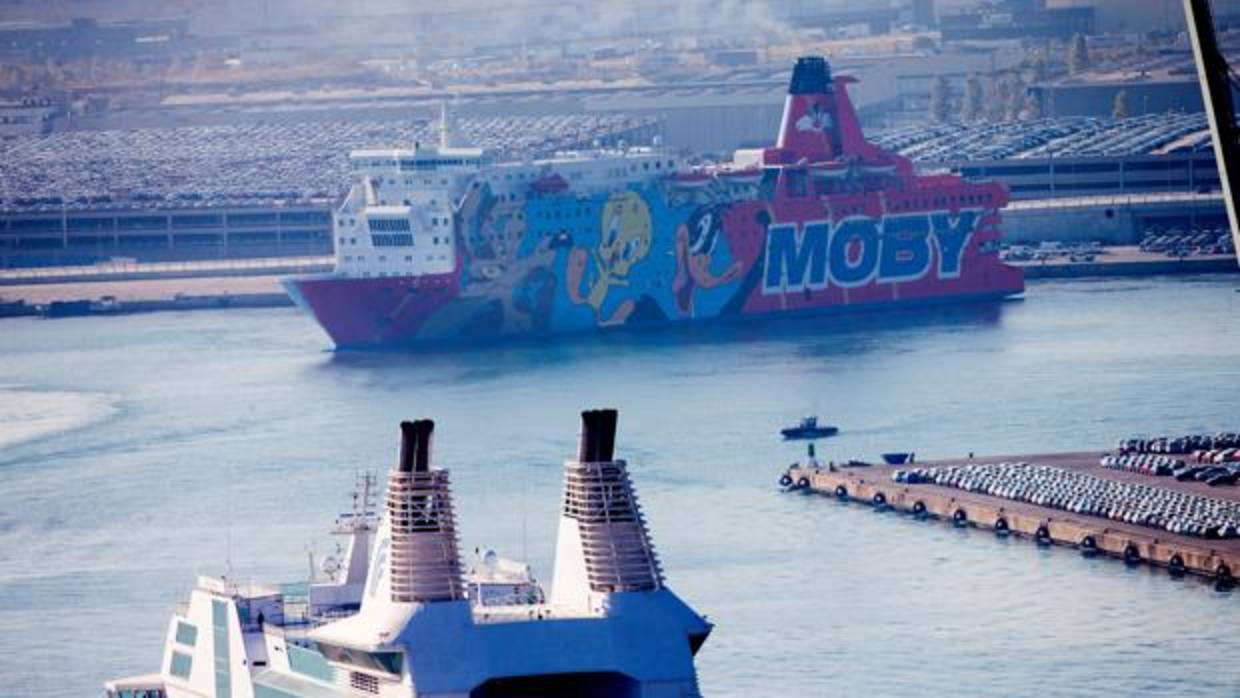 En la imagen, el barco decorado con los personajes de Warner Bros que alojó a los agentes