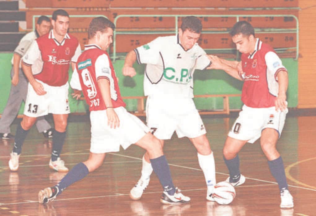 Bargas (de rojo) y Olías del Rey (blanco) vivieron derbis de mucha pasión en la División de Plata. Aquí una imagen de 2001