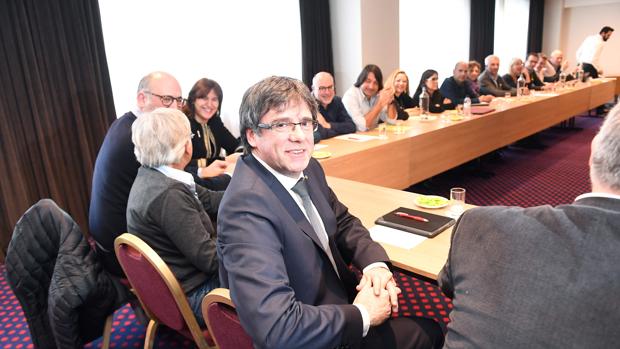 Una diputada del PDECat acusa al CNI de espiar a Puigdemont en Bruselas