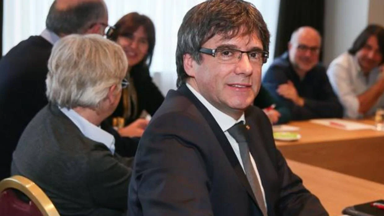 Puigdemont reunido con los diputados de Junts per Catalunya en el President Park Hotel de Bruselas
