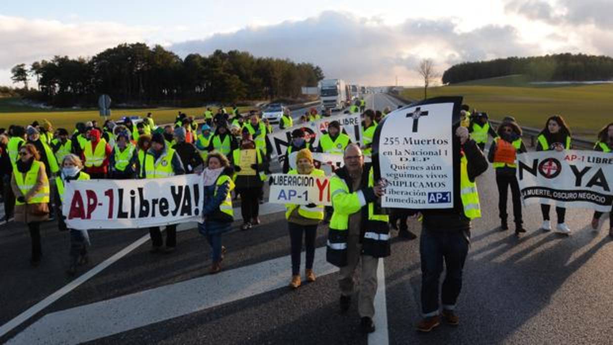 Protesta en la N-i para exigir la liberalización de la AP-1