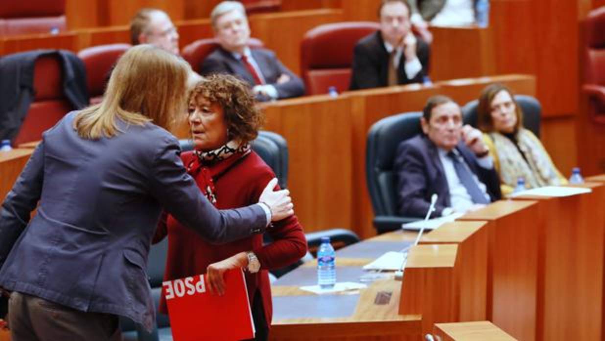 Pablo Fernández (Podemos) saluda a la socialista Mercedes Martín. Al fondo, el consejero de Sanidad, Antonio Sáez