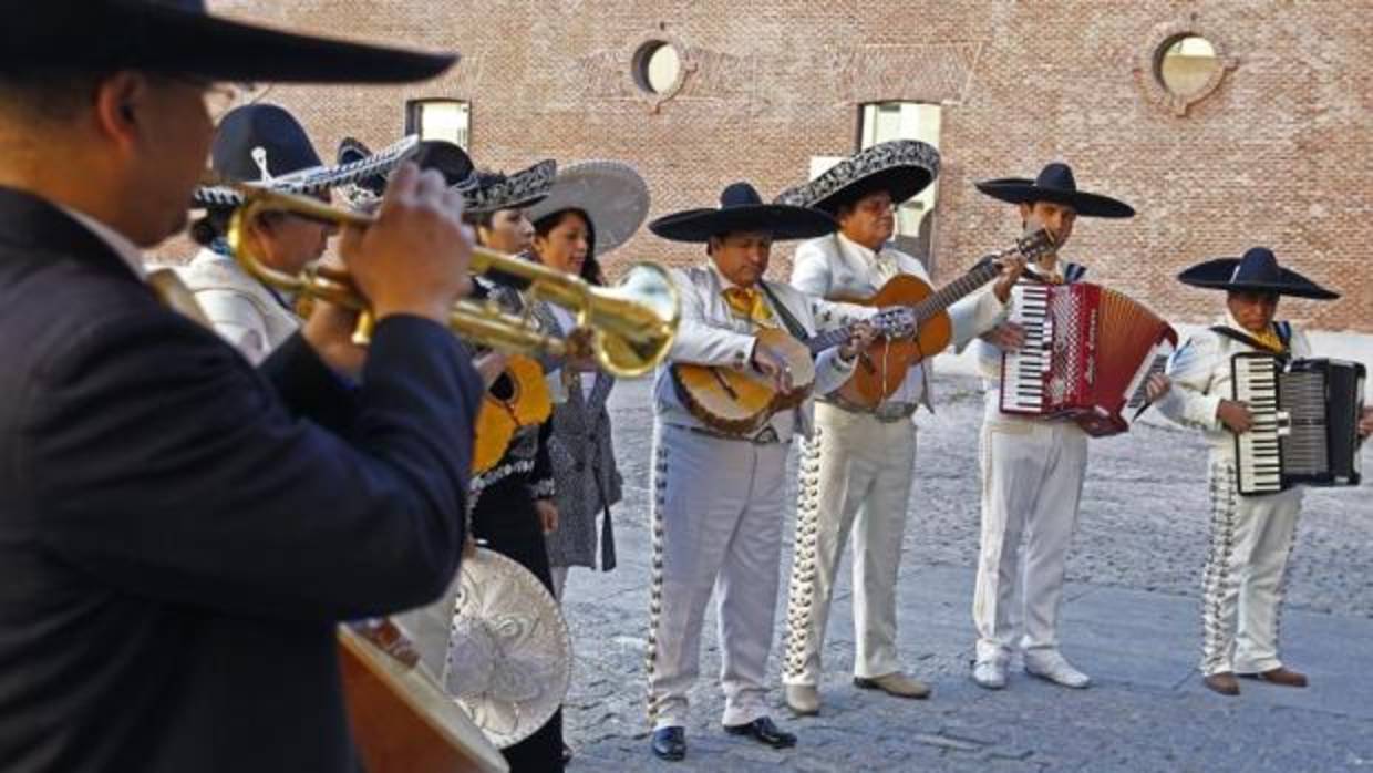 Un grupo de mariachis a la espera del casting para poder actuar en Madrid impuesto por el gobierno de Ana Botella