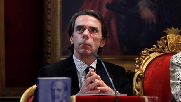 Aznar pide «liderazgo» y critica que se haya conducido a Cataluña hacia «lo imposible y lo absurdo»