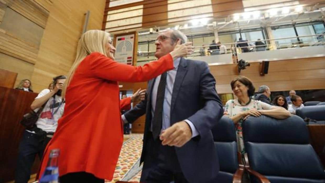 Cristina Cifuentes saluda a Ángel Gabilondo durante un pleno en la Asamblea