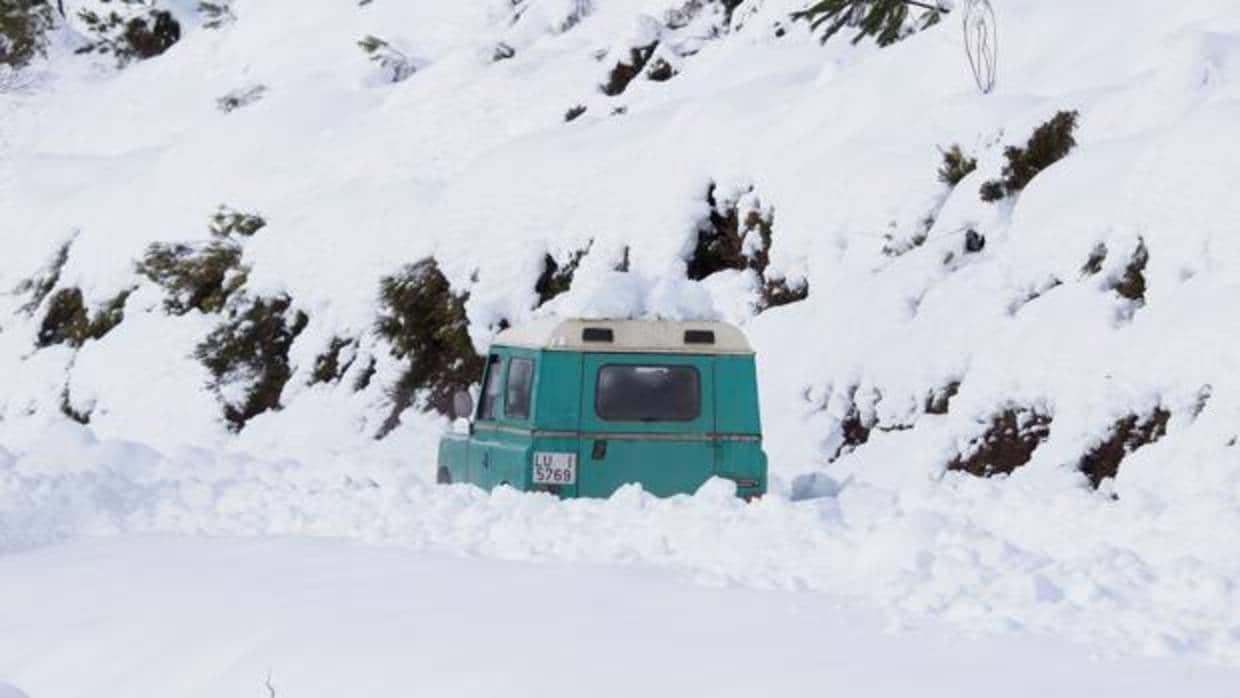 Todoterreno atrapado por la nieve en A Fonsagrada (Lugo)