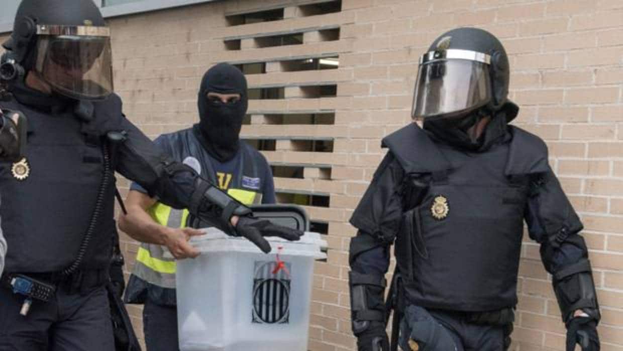 Policías con una urna del referéndum ilegal del 1 de octubre