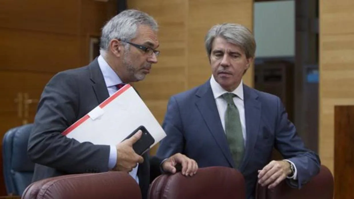 Carlos Izquierdo (izq.), junto al portavoz de Gobierno Ángel Garrido