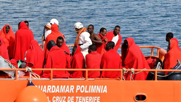 La patera con 45 inmigrantes que buscaba Salvamento Marítimo llega a la isla de Alborán