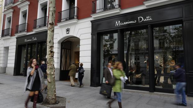 Tres detenidos tras robar en la «Milla de oro» y huir en una persecución que acaba con choque múltiple