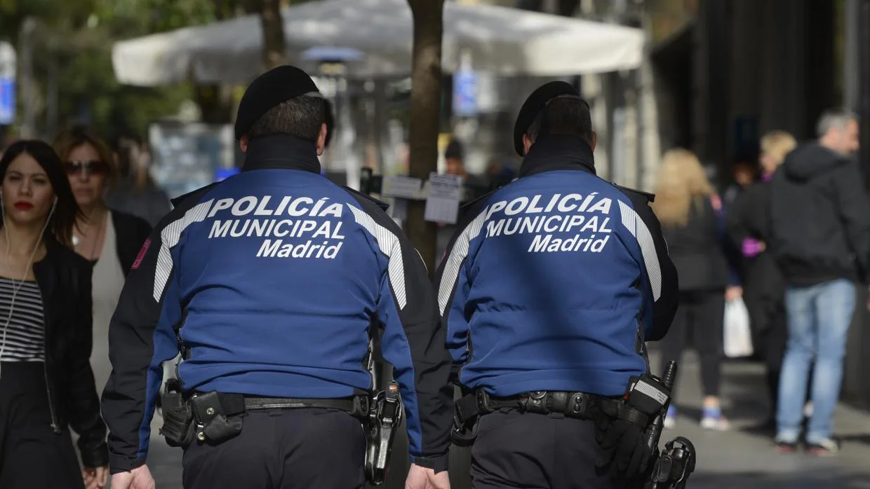 Una pareja de la Policía Municipal patrulla a pie por Madrid