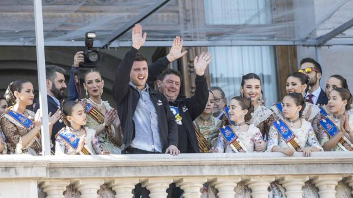 Imagen de la primera mascletà del año 2017 en el balcón del Ayuntamiento de Valencia