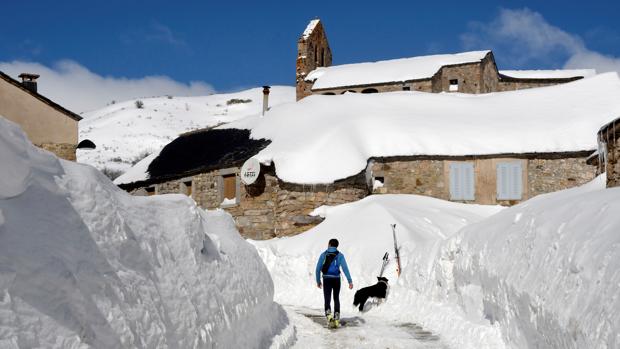 La Guardia Civil camina cuatro horas entre la nieve para llevar medicinas a una anciana aislada