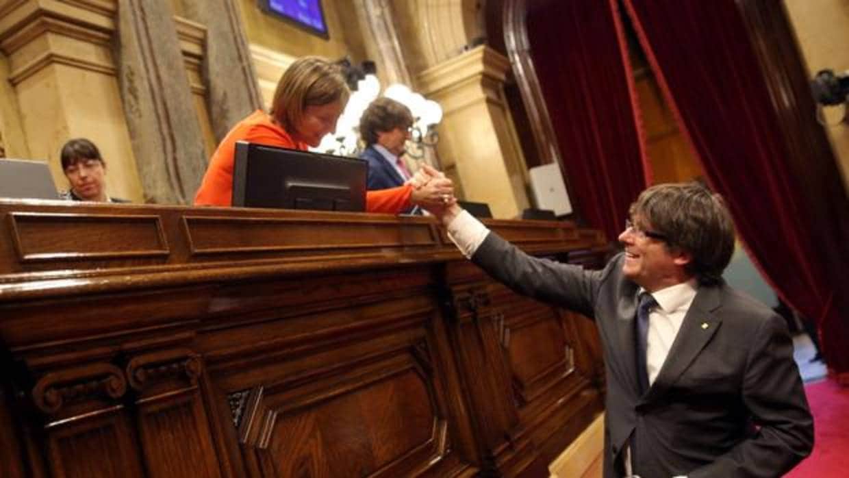 Carme Forcadell y Carles Puigdemont, en el Parlament