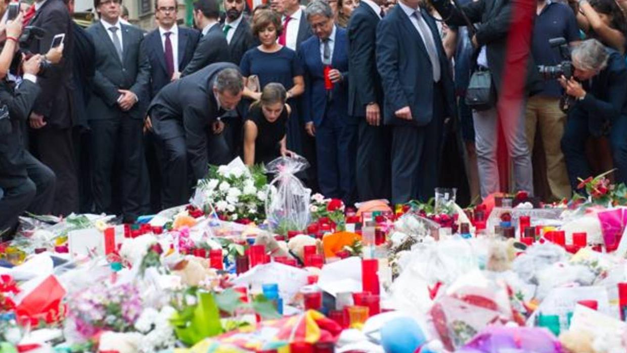 Los reyes Felipe VI y Leticia en la ofrenda floral a las víctimas de los atentados de Barcelona