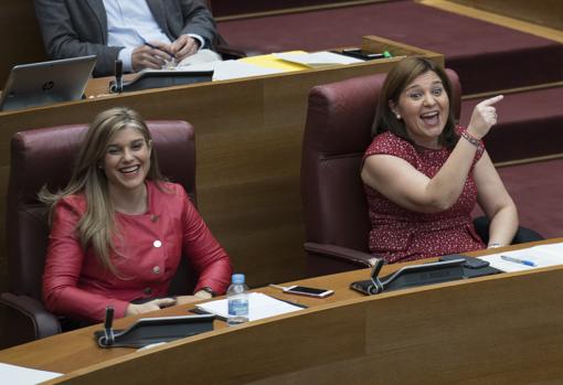 Imagen de Eva Ortiz e Isabel Bonig tomada el pasado 8 de febrero en las Cortes Valencianas