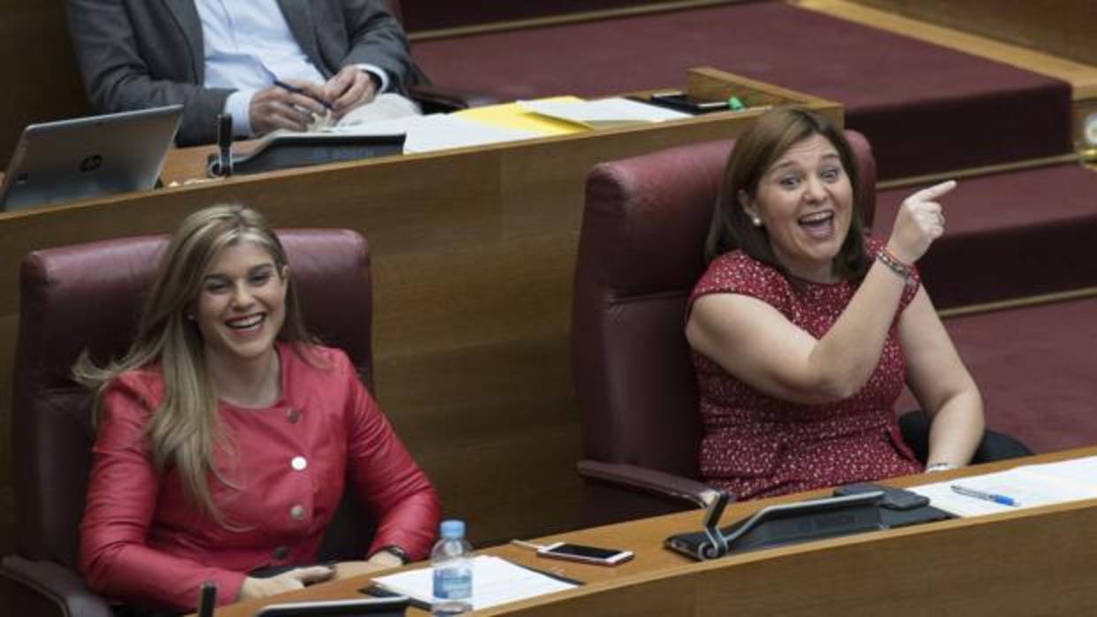 Imagen de Eva Ortiz e Isabel Bonig tomada el pasado 8 de febrero en las Cortes Valencianas