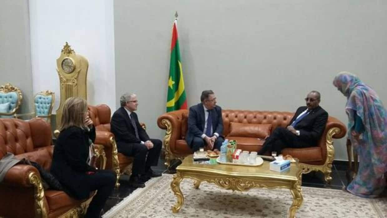Jesús Santos, embajador de España en Mauriitania, Zoido y Ahmedou Ould Abdalá, este lunes en Nouakchott