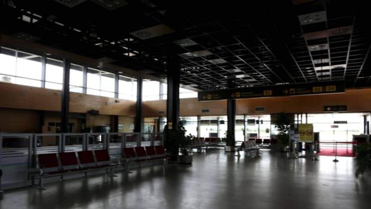 Vista de la terminal del aeropuerto oscense, totalmente vacía