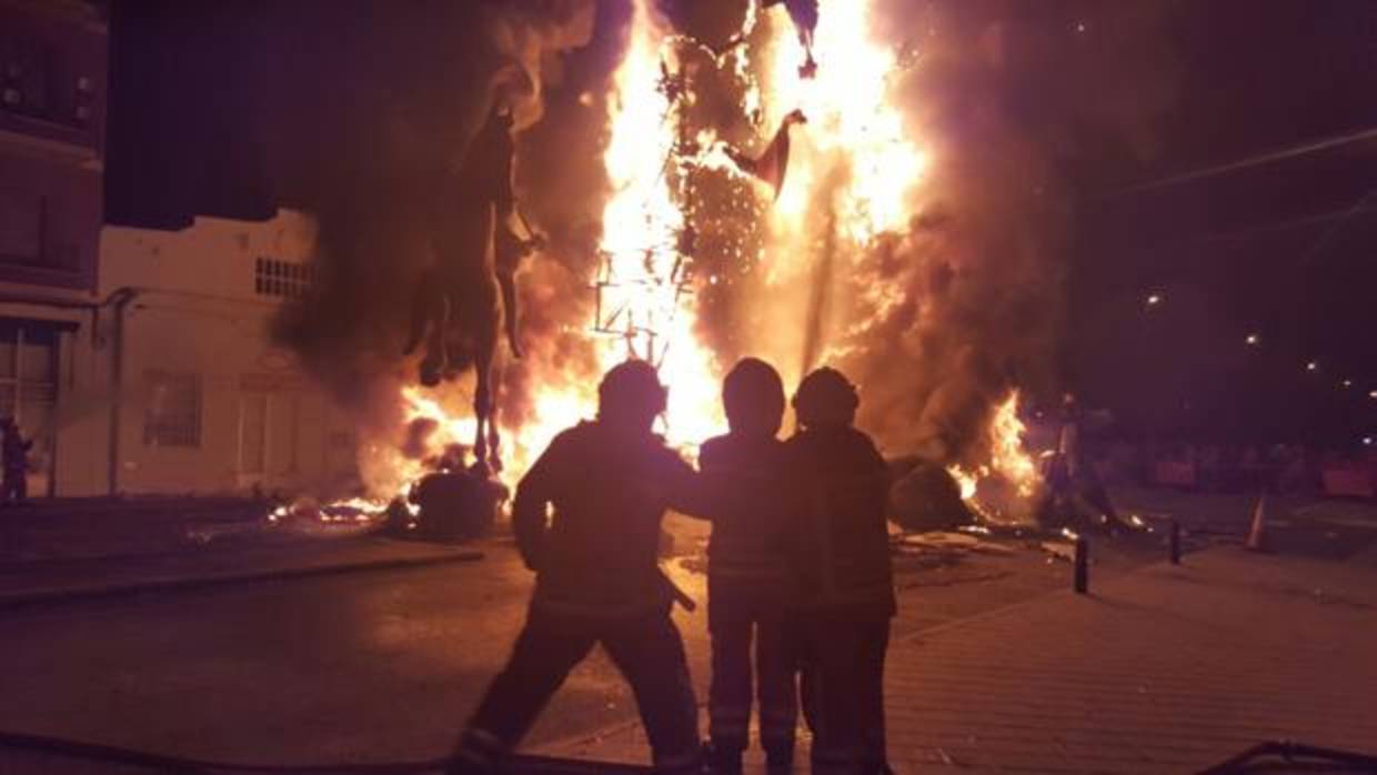 Imatge de la cremá d'una falla en Silla a l'any 2017