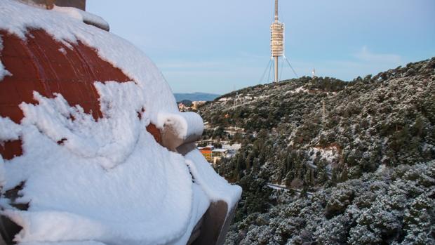 Cortadas por la nieve cinco carreteras locales de Barcelona