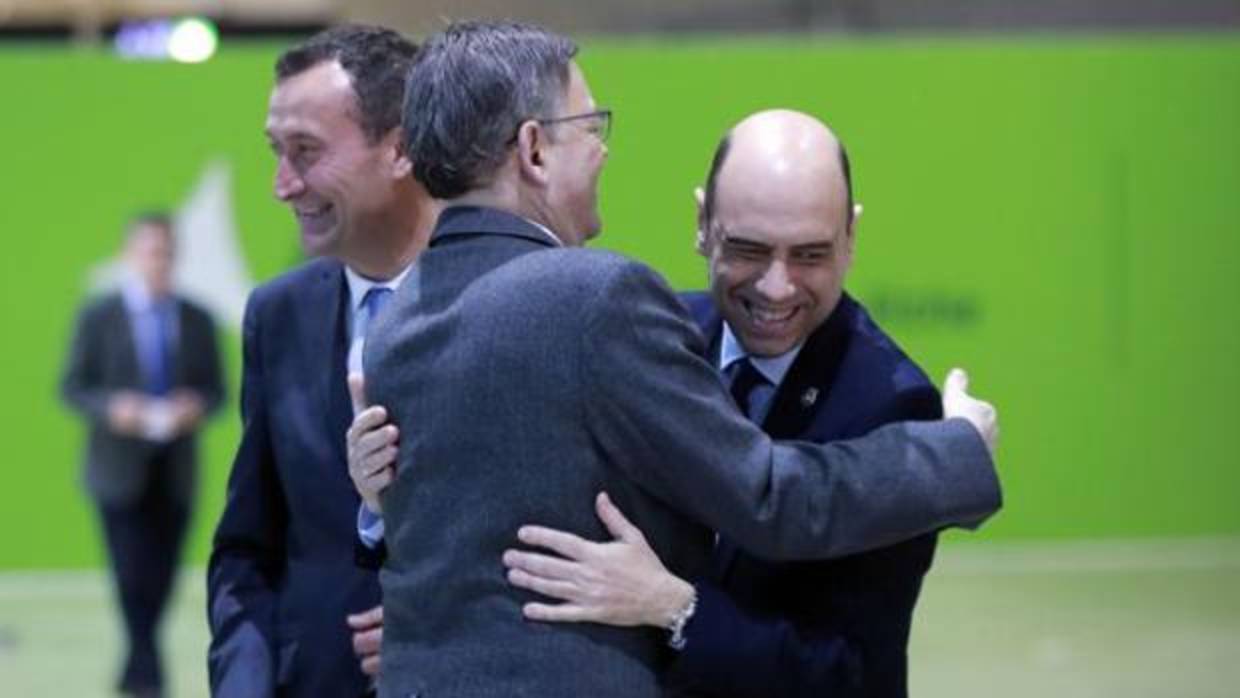 Puig abraza al alcalde de Alicante, en un acto público reciente