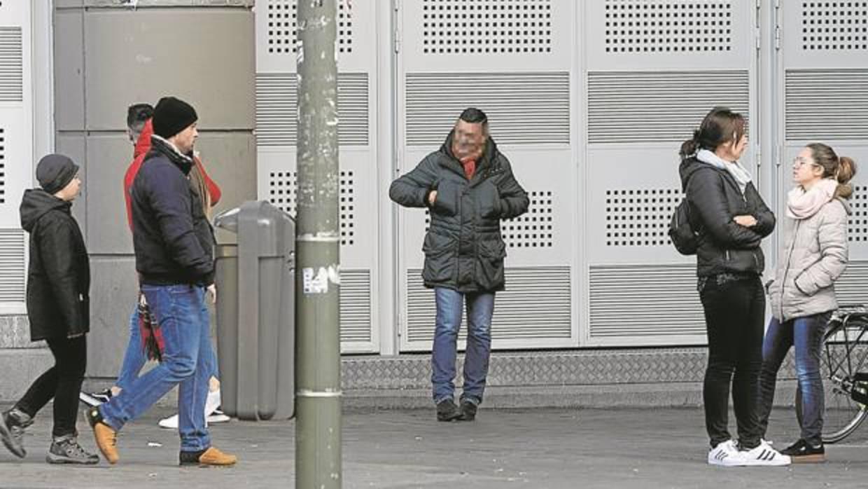 Un reventa trata de captar posibles compradores en los alrededores del Bernabéu