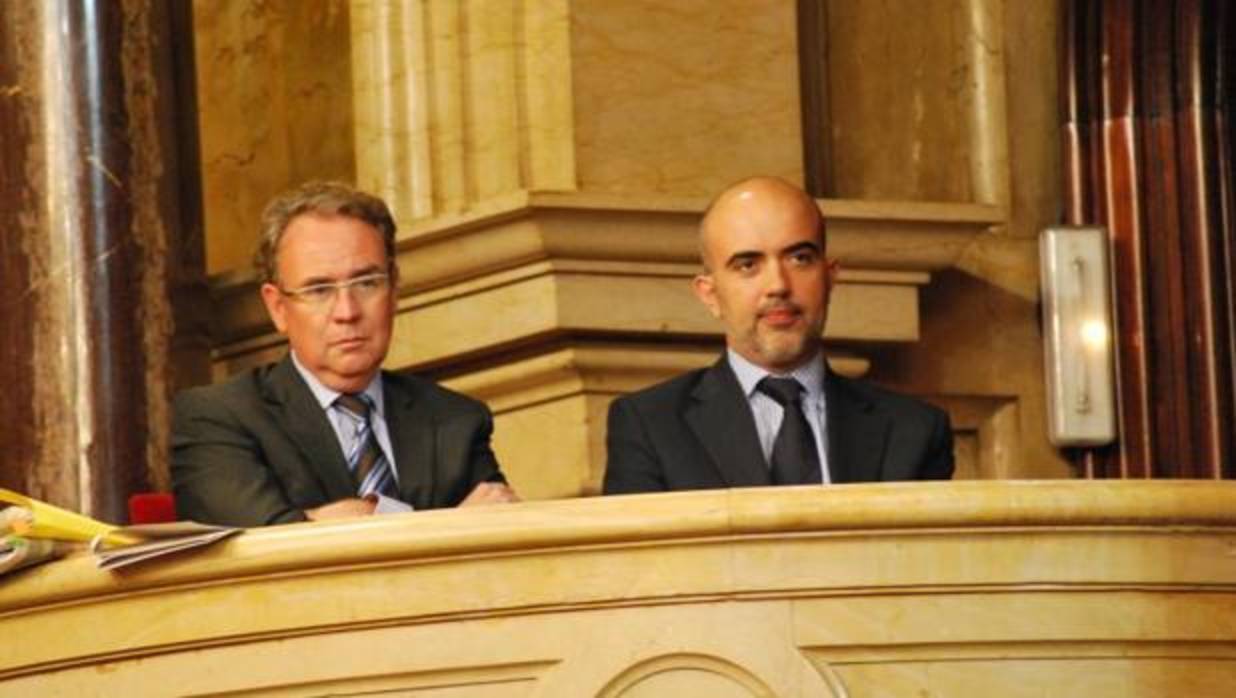 Roger Loppacher, presidente del CAC, y Daniel Sirera, secretario del CAC, en la tribuna del Parlament en 2013