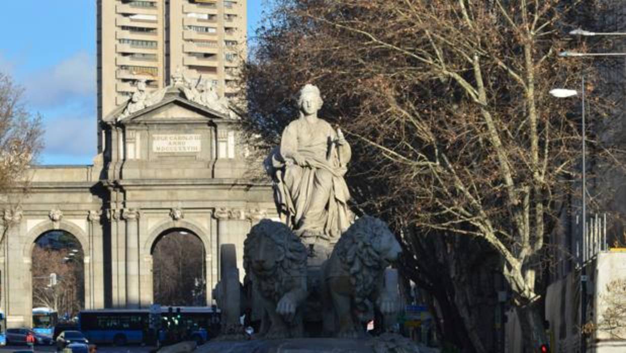 La glorieta de Cibeles, con la Puerta de Alcalá al fondo