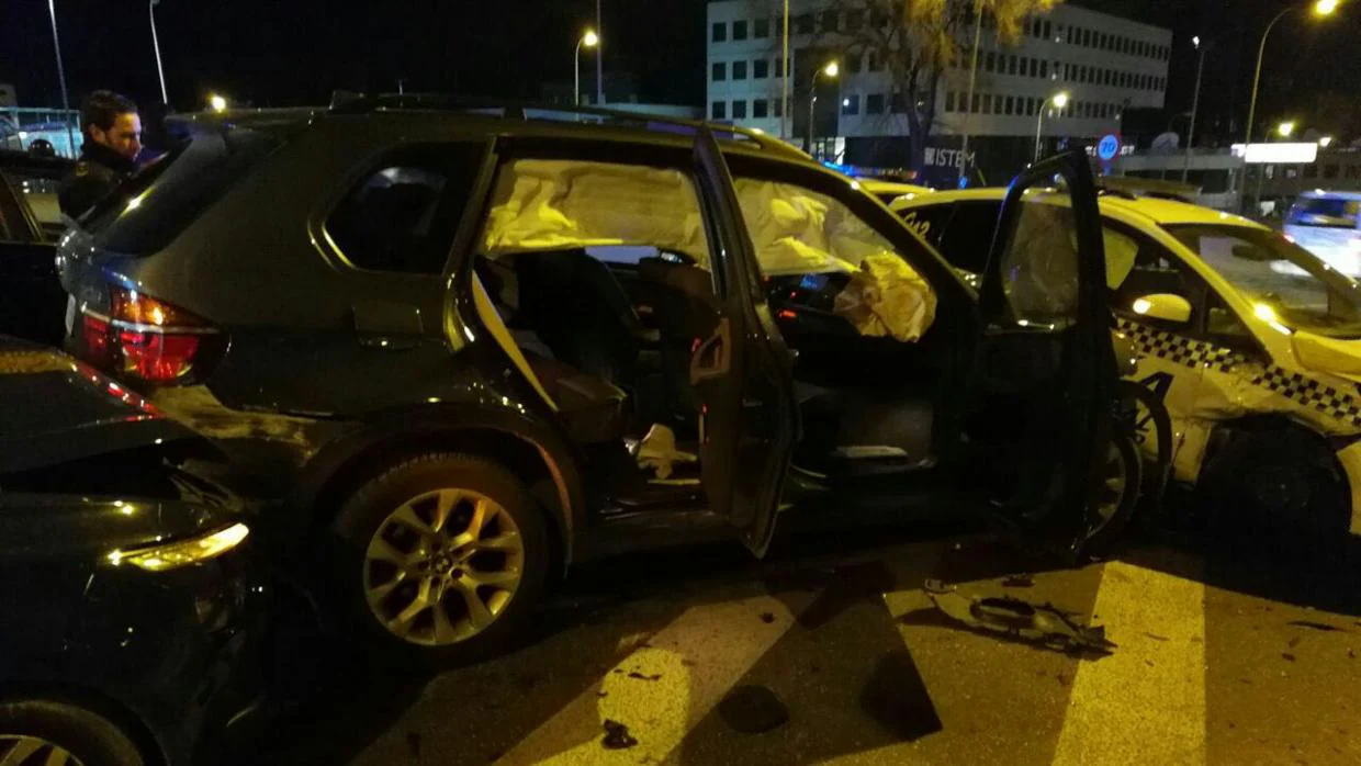 El BMW empotrado contra el coche de la Policía Municipal