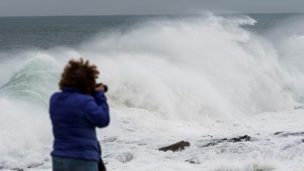 Toda la costa gallega en alerta naranja por olas de hasta 5 metros