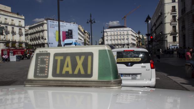 Las ideas de los taxistas para luchar contra Uber y Cabify: bajar las tarifas y ponerse uniforme