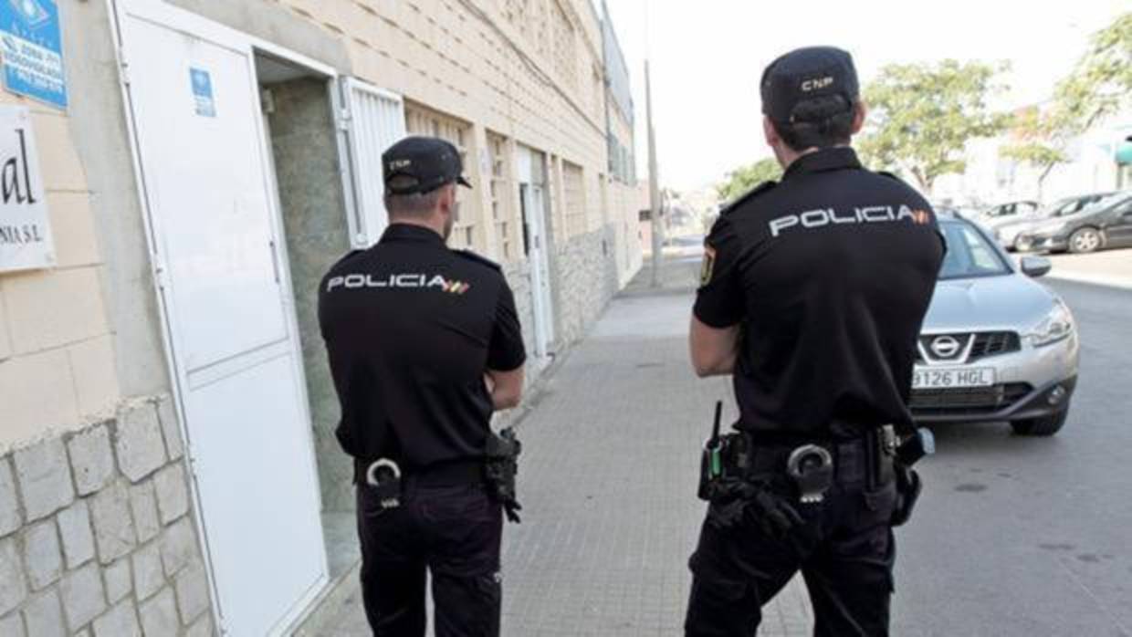 Imagen de archivo de dos agentes de Policía Nacional en Valencia