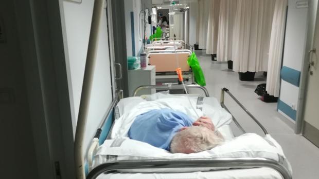 Saturación en el Hospital Clínico de Valencia: camas en los pasillos de Urgencias y en salas de espera