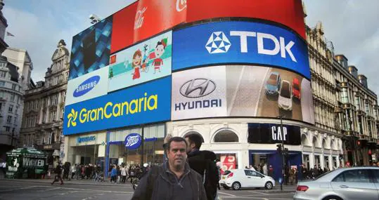 Mechor Camón ante el anuncio de Gran Canaria en Piccadilly en diciembre de 2014