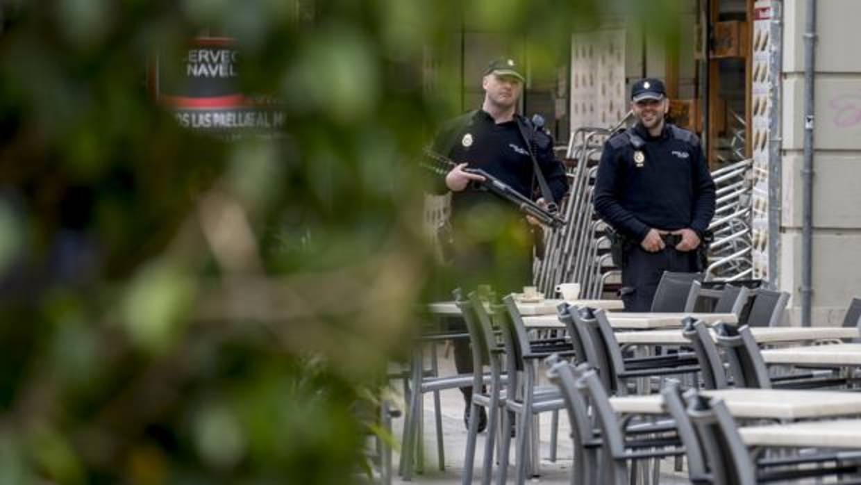 Imagen de archivo de unos agentes de la Policía Nacional en Valencia