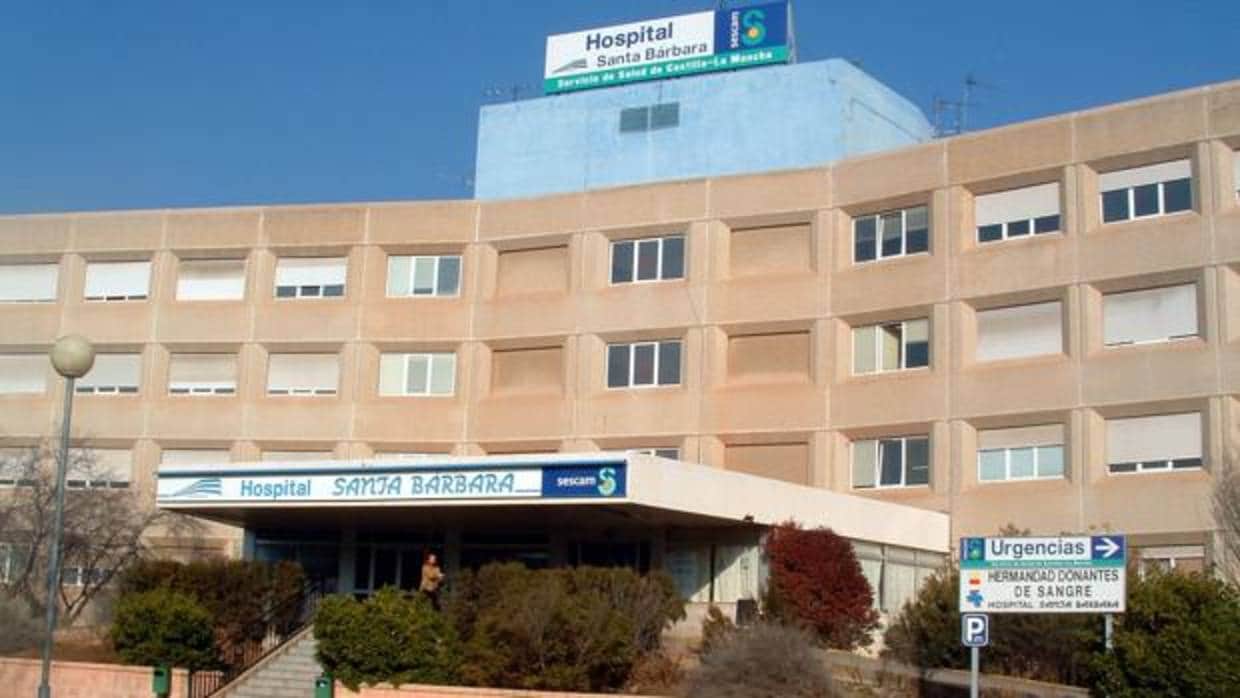 Fachada principal del Hospital Santa Bárbara de Puertollano (Ciudad Real)