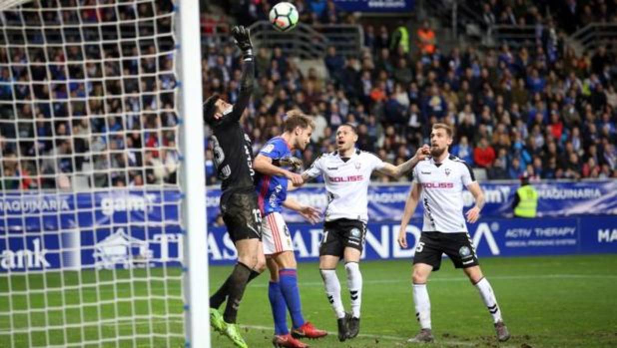 El meta del Albacete, Nadal, sale a por un balón ante un delantero del Oviedo