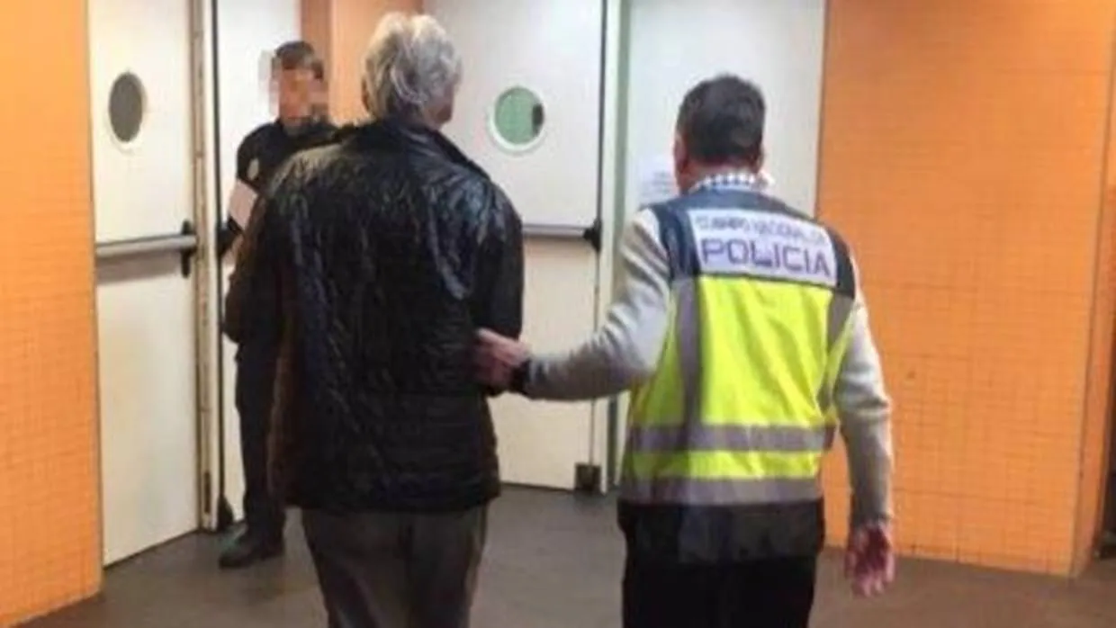 El prófugo belga detenido, custodiado por la Policía Nacional