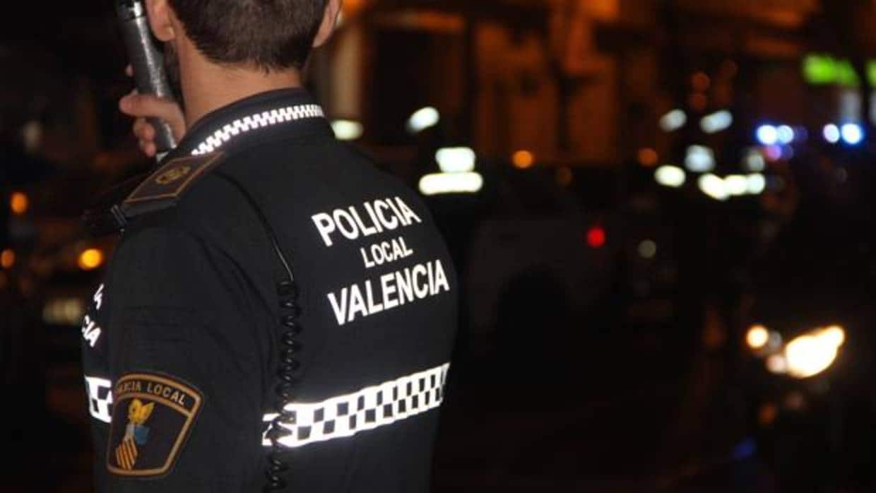 Un agente de la Policía Local de Valencia, durante una intervención