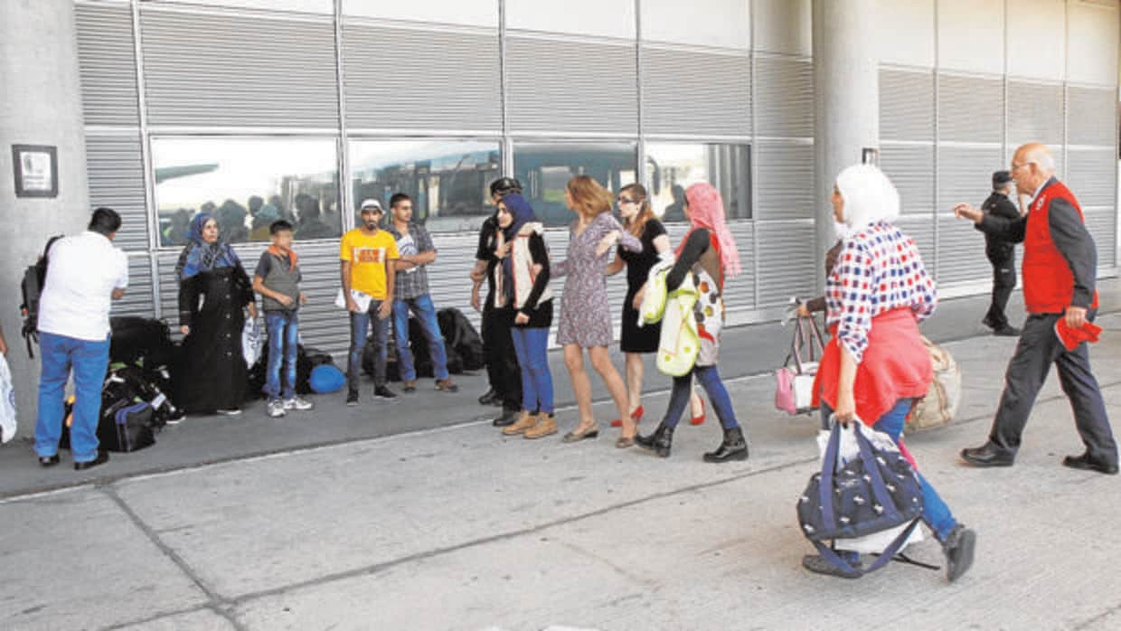 Llegada de un grupo de refugiados sitios al aeropuerto Adolfo Suárez-Madrid Barajas